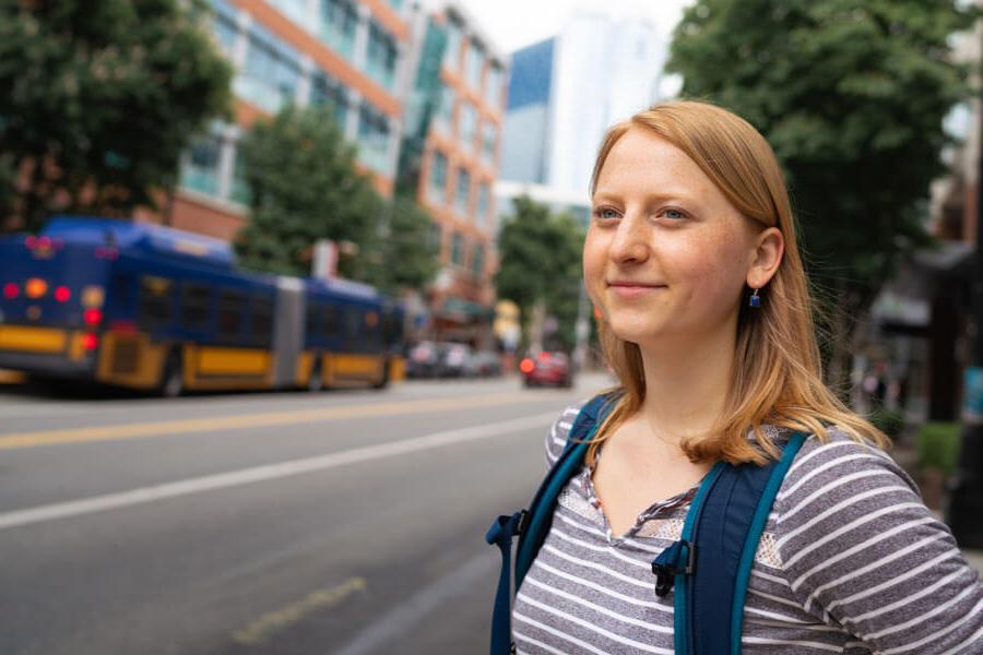 student waits for bus in downtown 西雅图